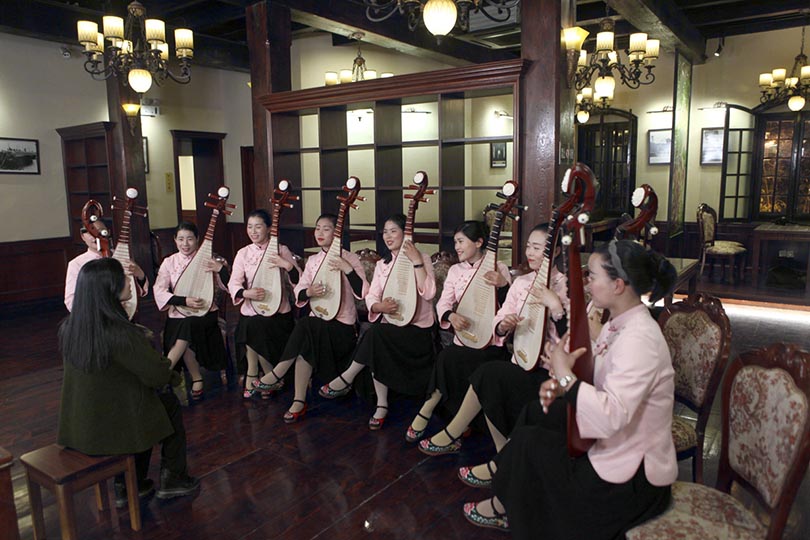 船娘们进行琵琶弹奏培训