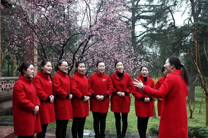 国家二级演员、扬州市文化馆社会工作中心主任周倩为船娘们培训扬州小调